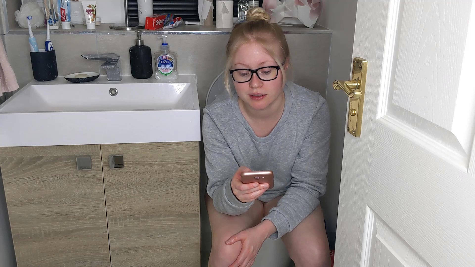 PooGirlSofia - Talking on the toilet whilst shitting scatbb