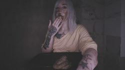 DirtyBetty – This ghoul dives into her stinky shit! 00001