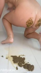 Bald pussy peeing and s6786867867hitting in the shower. 00002