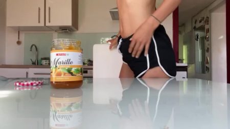 VeganLinda_-_Breakfast_Time_-_Shitting_in_your_Jam.mp4.00001.jpg