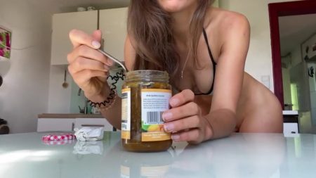 VeganLinda_-_Breakfast_Time_-_Shitting_in_your_Jam.mp4.00004.jpg